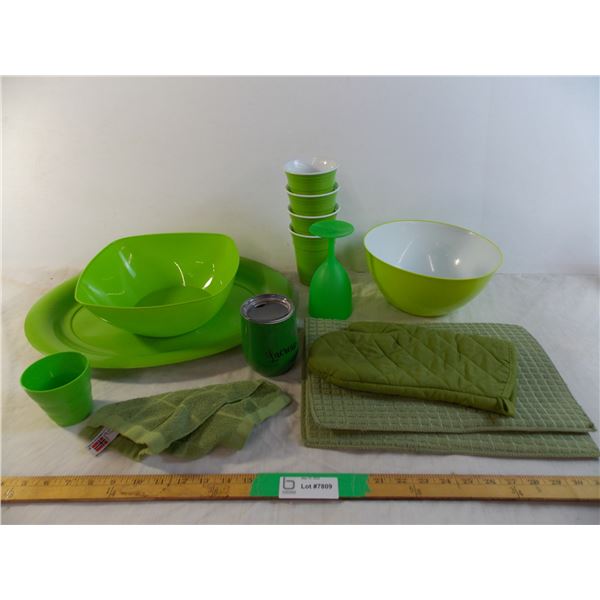 Green plastic dishes + green placemats + (2) green oven mitts