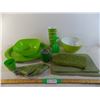 Image 1 : Green plastic dishes + green placemats + (2) green oven mitts