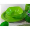 Image 2 : Green plastic dishes + green placemats + (2) green oven mitts