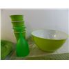 Image 3 : Green plastic dishes + green placemats + (2) green oven mitts