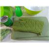 Image 4 : Green plastic dishes + green placemats + (2) green oven mitts