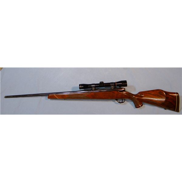 Weatherby Mark V Deluxe, .300 Weatherby Magnum w/Leopold M8 x 4x scope, sn P57680