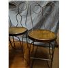 Image 4 : Vintage oak tavern table w/5 wrought iron chairs