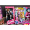 Image 8 : (8) In Box Barbies - Career