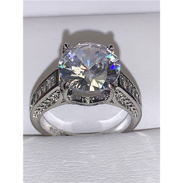 Ladies 1.0 Carat Solitaire with side baquette Stones Shank Style .925 Silver RIng Size 7