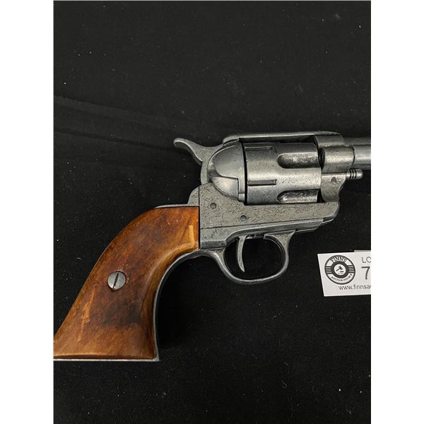 USA 1886 Colt 45 Peacemaker Reproduction - NOT A REAL GUN