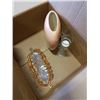 Image 8 : BOX OF WICKER BASKETS, DECOR, CLOCK, LAMP