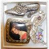 Image 1 : BOX WITH 3 VINTAGE BROOCHES FROM THE ESTATE