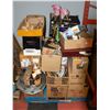 Image 1 : LARGE ESTATE PALLET OF ASSORTED ORNAMENTS AND