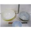 Image 2 : Vintage 2 Pyrex mixing Bowl and 1 Pyrex