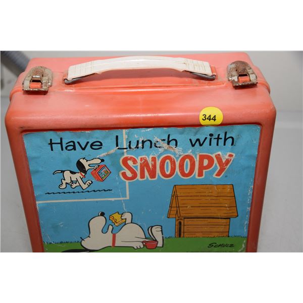 1968 Snoopy lunchbox - hinges shot