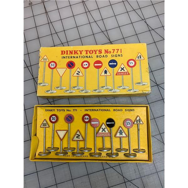 VINTAGE DINKY TOYS INTERNATIONAL SIGNS TOY SET IN BOX
