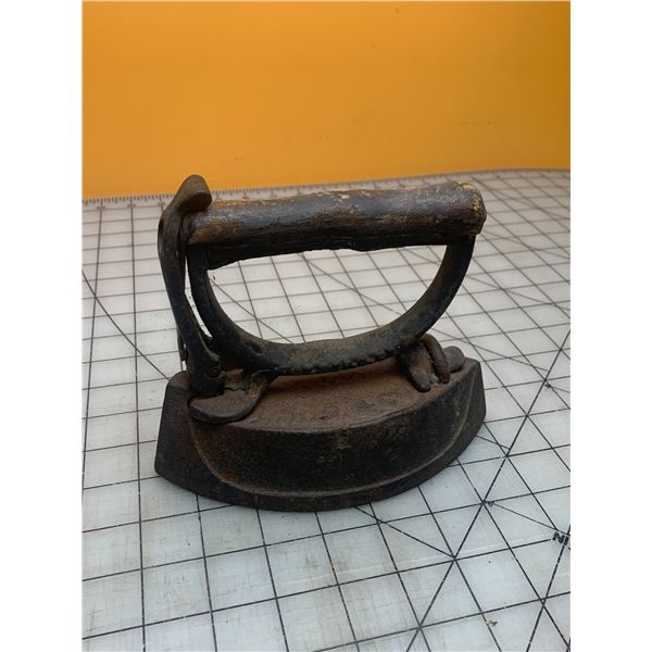 ANTIQUE SENSIBLE SAD IRON