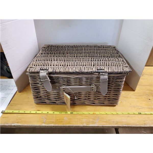 4 PERSON PICNIC BASKET