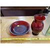 Image 2 : 2 RED GLASS PIECES & GLASS VASE