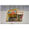 Image 2 : Vintage Toy Car Garage - Fisher Price