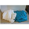 Image 1 : 3 turquoise, 3 cream king size flat sheets used for trade show tables