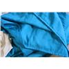 Image 7 : 3 turquoise, 3 cream king size flat sheets used for trade show tables