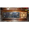 ANTIQUE DAY COUNTER TOP TUBE RADIO