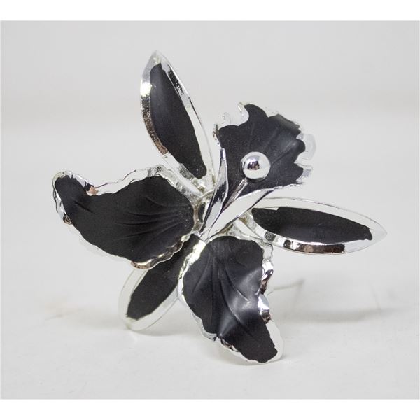 BLACK AND SILVER TONE FLORAL BROOCH