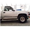 Image 23 : A5 --  1995 CHEVROLET GMT400 2500 4X4 LONG BOX, White, 304867 KM's  "NO RESERVE"