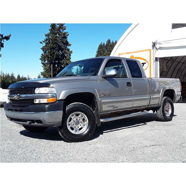 H5 --  2002 CHEVROLET SILVERADO 2500 H.D. EXT CAB 4X4, Grey, 391860 KM's