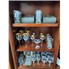Image 1 : 3 Shelves of Silver & Gold Anniverary glass ware