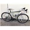 Image 2 : WHITE TREK MADONE THREE SERIES 16 SPEED ROAD BIKE
