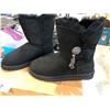 Image 2 : 4 PAIRS OF ASSORTED WOMEN'S SHOES INCLUDING UGGS SIZE 6, MICHAEL KORS SIZE 8.5 AND MORE