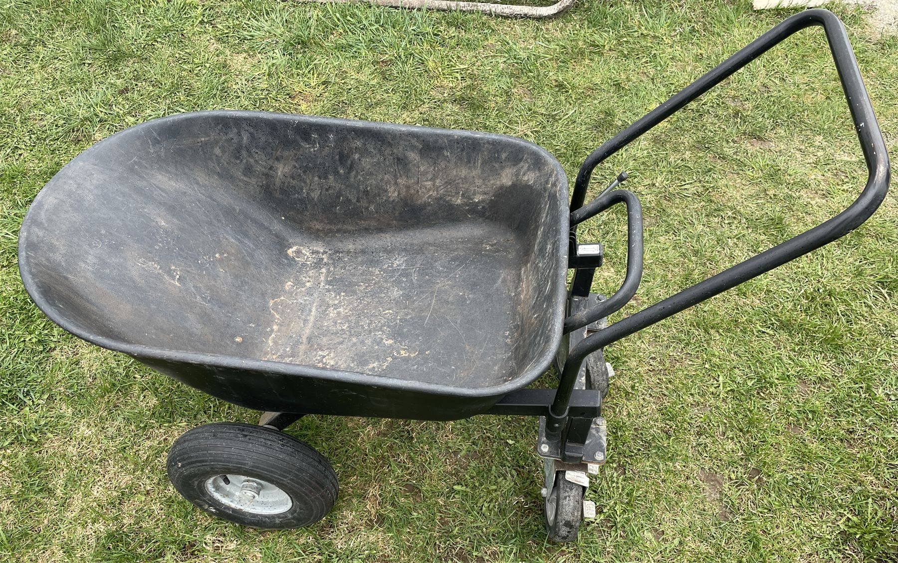 4 WHEEL YARD WORKS DUMPING WHEELBARROW