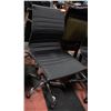 Image 1 : BLACK AND CHROME HYDRAULIC LIFT OFFICE CHAIR