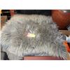 Image 1 : GREY AUSTRALIAN SHEEPSKIN RUG APPROX. 3 FT