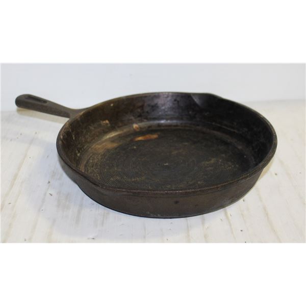 CAST IRON SKILLET SIZE 9 1/5