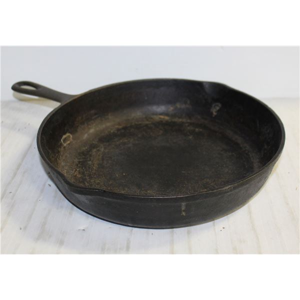 CAST IRON SKILLET SIZE 10 5/8