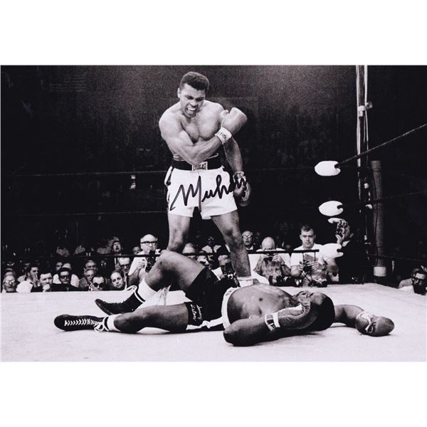 Muhammad Ali signed photograph (1942-2016).