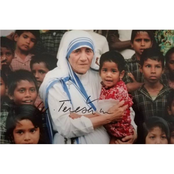 Mother Teresa signed photograph. (1910-1997).