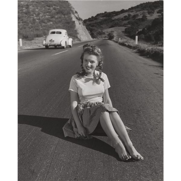 Photographer: Andre De Dienes: Marilyn Monroe 1945 on roadside.