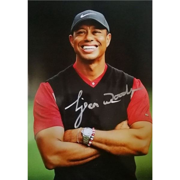Tiger Woods signed photograph. (1975-).