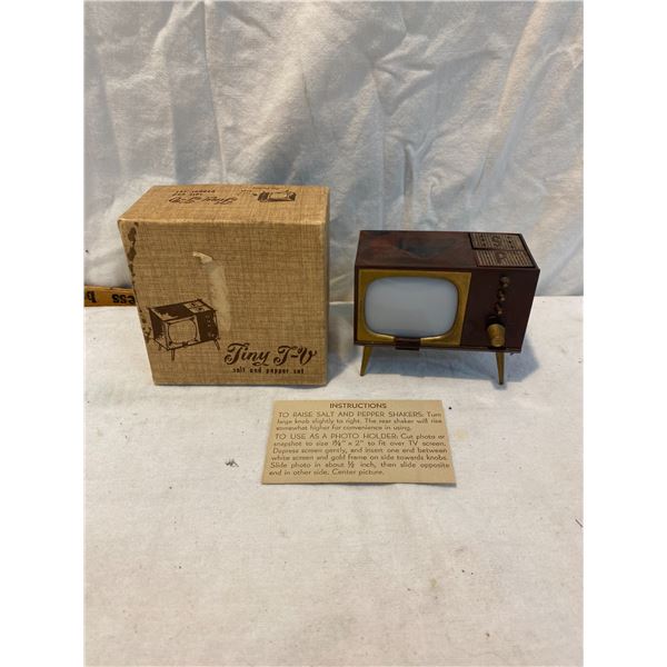 Tiny TV salt and pepper shaker set
