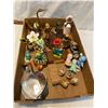 Image 1 : Assorted collectibles