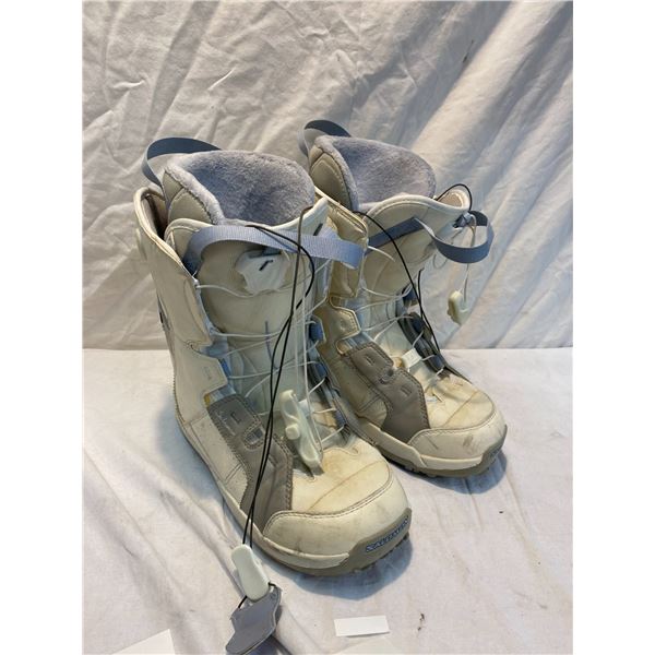 Salomon size 9 snow board boots