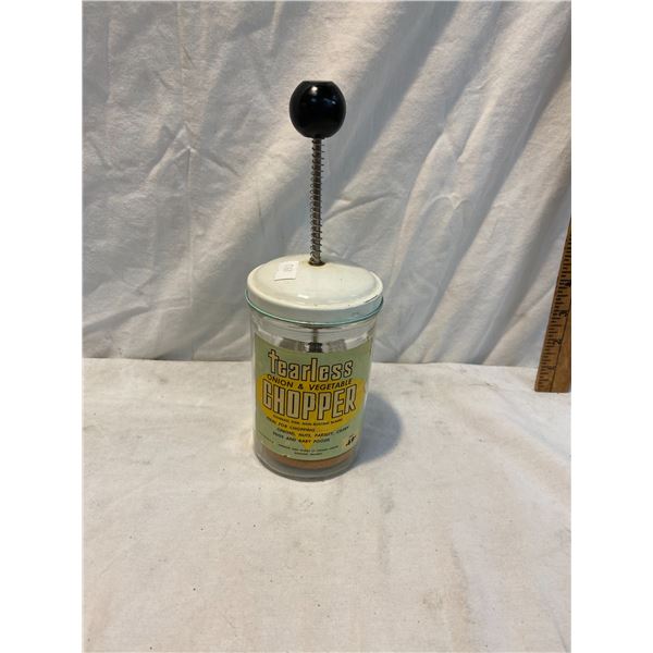 Tearless onion and vegetable chopper