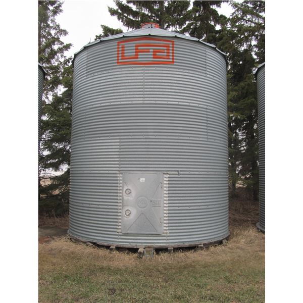 Westeel 6 ring 14' on good wood floor with floor aeration and ducting (Located 1 mile south, and 2 m