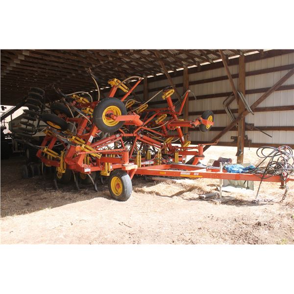 Bourgault 28' 8810 Cultivator 6" Spacing, Rubber Rollers, Single Shute c/w Bourgault 3170 Tank, Shed