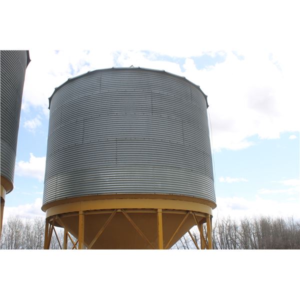 5 Ring Westeel Hopper Bin, Approx. 4000 bu (Bolted to Concrete) Located; from Auction Yard, 9 km Nor