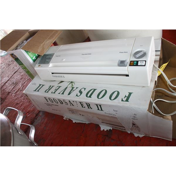 FoodSaver c/w 4- Rolls to make Bags