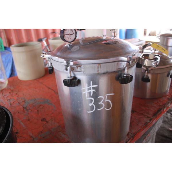 Pressure Canner (Do 2 Layers of Jars at a Time)