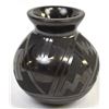 Image 6 : Miniature Mata Ortiz Etched Black Pottery Jar