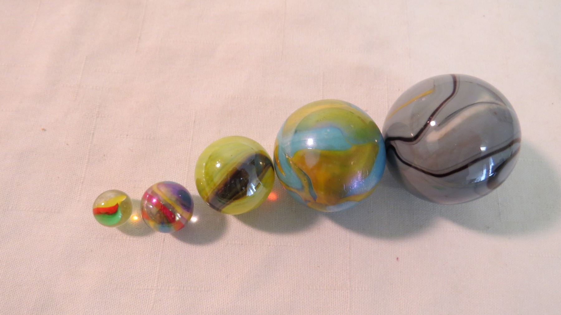 (5) different size marbles