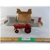 ERTL Farmall 140 Tractor "the replica" - 1:16